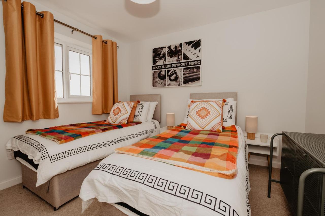Coyle House, 3 Bed,Corby, Super Kings Or Twins, Driveway, Free Wi-Fi, Corporates Welcome المظهر الخارجي الصورة